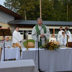 Pfarrer Claudiu Budău zelebriert