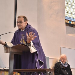 Vikar Gerhard bei der Predigt