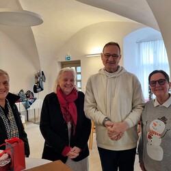 Besucherin, Margret Hofmann, Vikar Gerhard Hatzmann, Susanne Linhardt