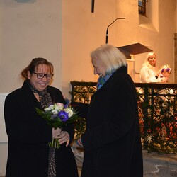 DANKE an Jungschar-Leiterin Gerlinde Krenn. Margret Hofmann überreichte einen Blumenstrauß.